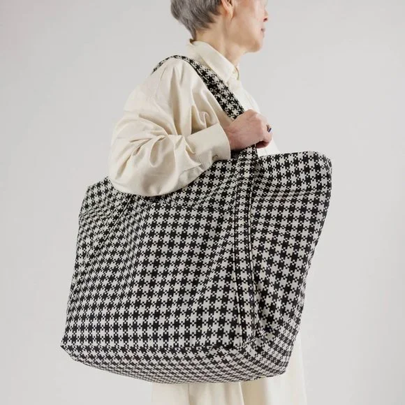 NWT Baggu Travel Cloud Bag, Black & White Pixel Gingham - Picture 5 of 6